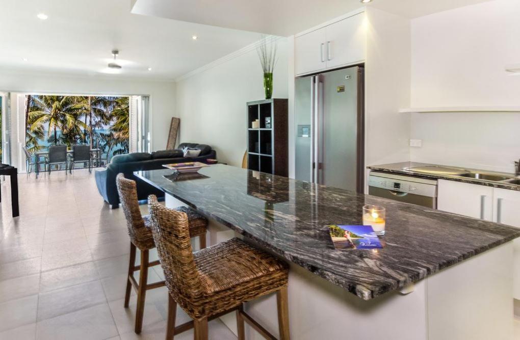 Island Views Beachfront Apartments Palm Cove Eksteriør billede